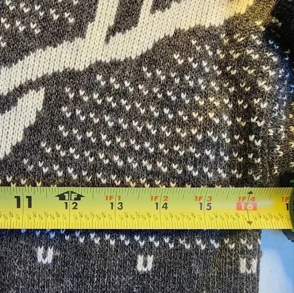 J. Crew Intarsia Reindeer Wool V-neck Sweater size M - Picture 10 of 12